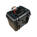 Batteria al litio 12V impermeabile IP65 Ultimatron da 12,8 V 100 Ah 1280 Wh LiFePO4 Smart BMS con Bluetooth Display LCD - immagine 5