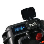 Batteria al litio 12V impermeabile IP65 Ultimatron da 12,8 V 100 Ah 1280 Wh LiFePO4 Smart BMS con Bluetooth Display LCD - immagine 9